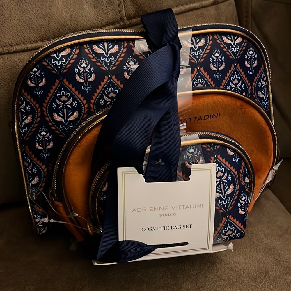 New Adrienne Vittadini cosmetic bag set